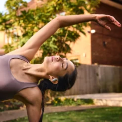 Shokz OpenFit 2+ open-ear-hörlurar Grå