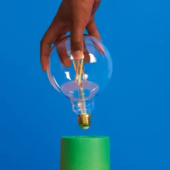 WiZ Clear Filament G95 Smart LED-lampa E27 806 lm